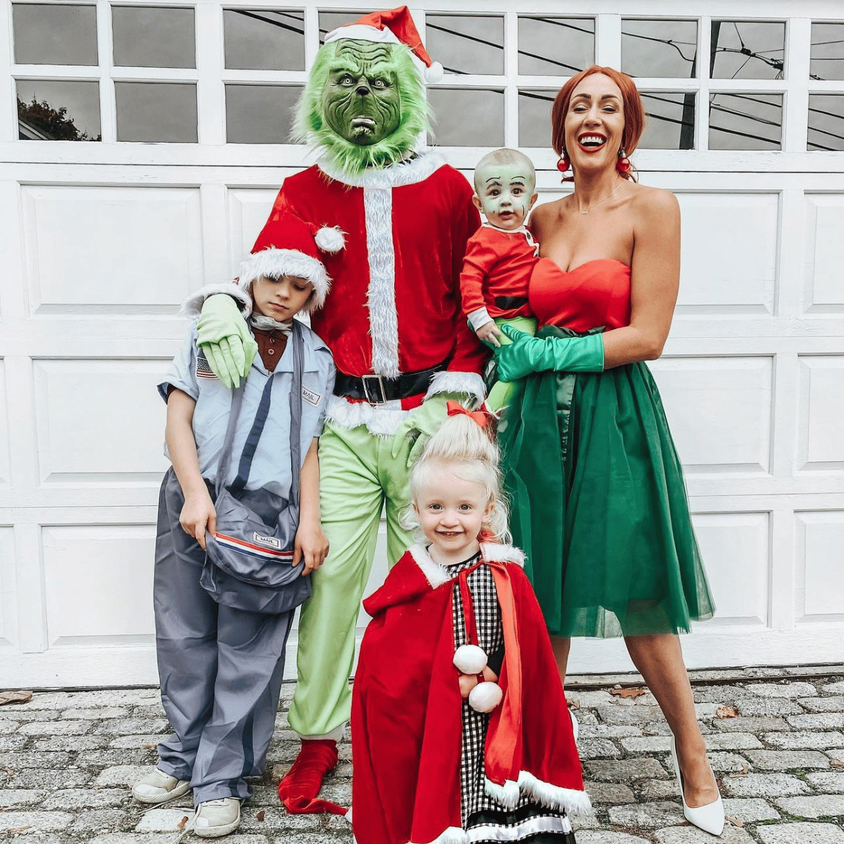 Family of 5 dressed as characters from the Grinch