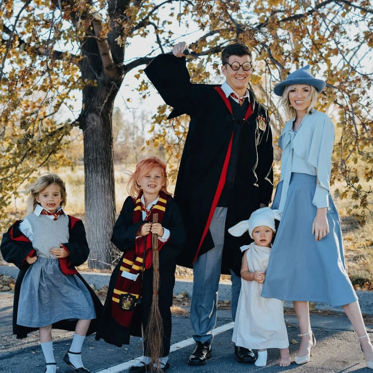 Family of 5 dressed as Harry Potter characters