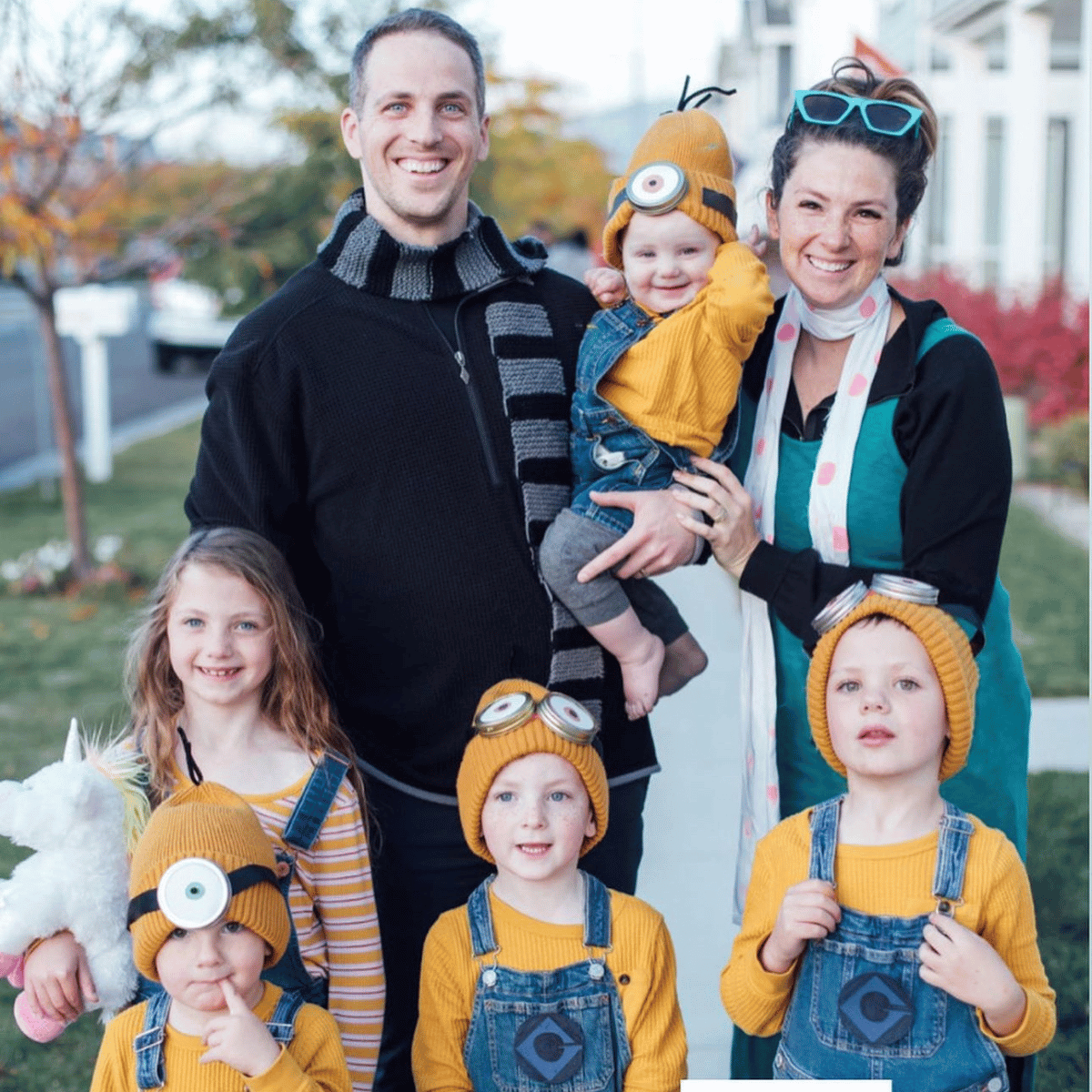 Family of 7 dressed as minions