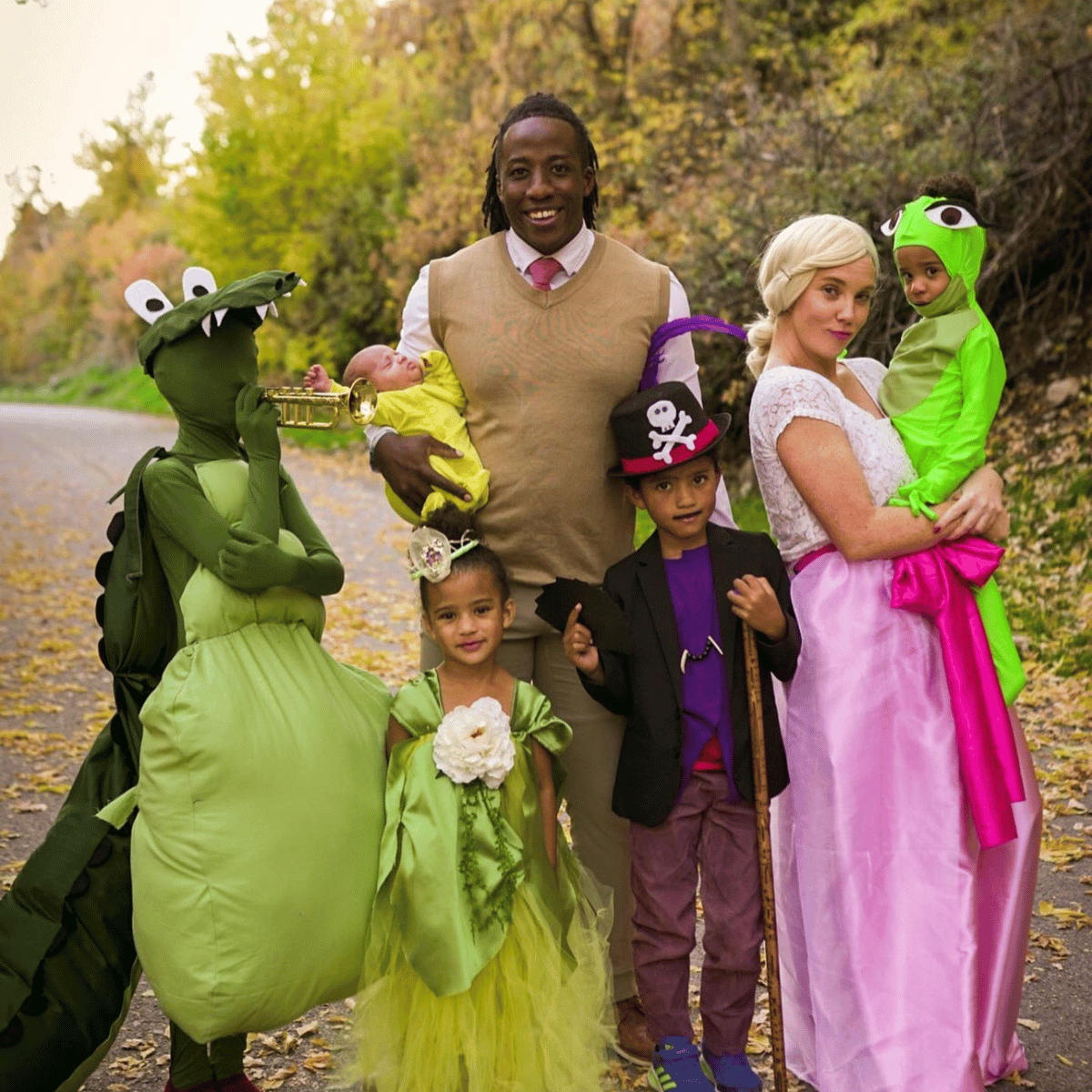 Family of 6 dressed as Naveen, Princess Tiana, crocodile, frog and more.